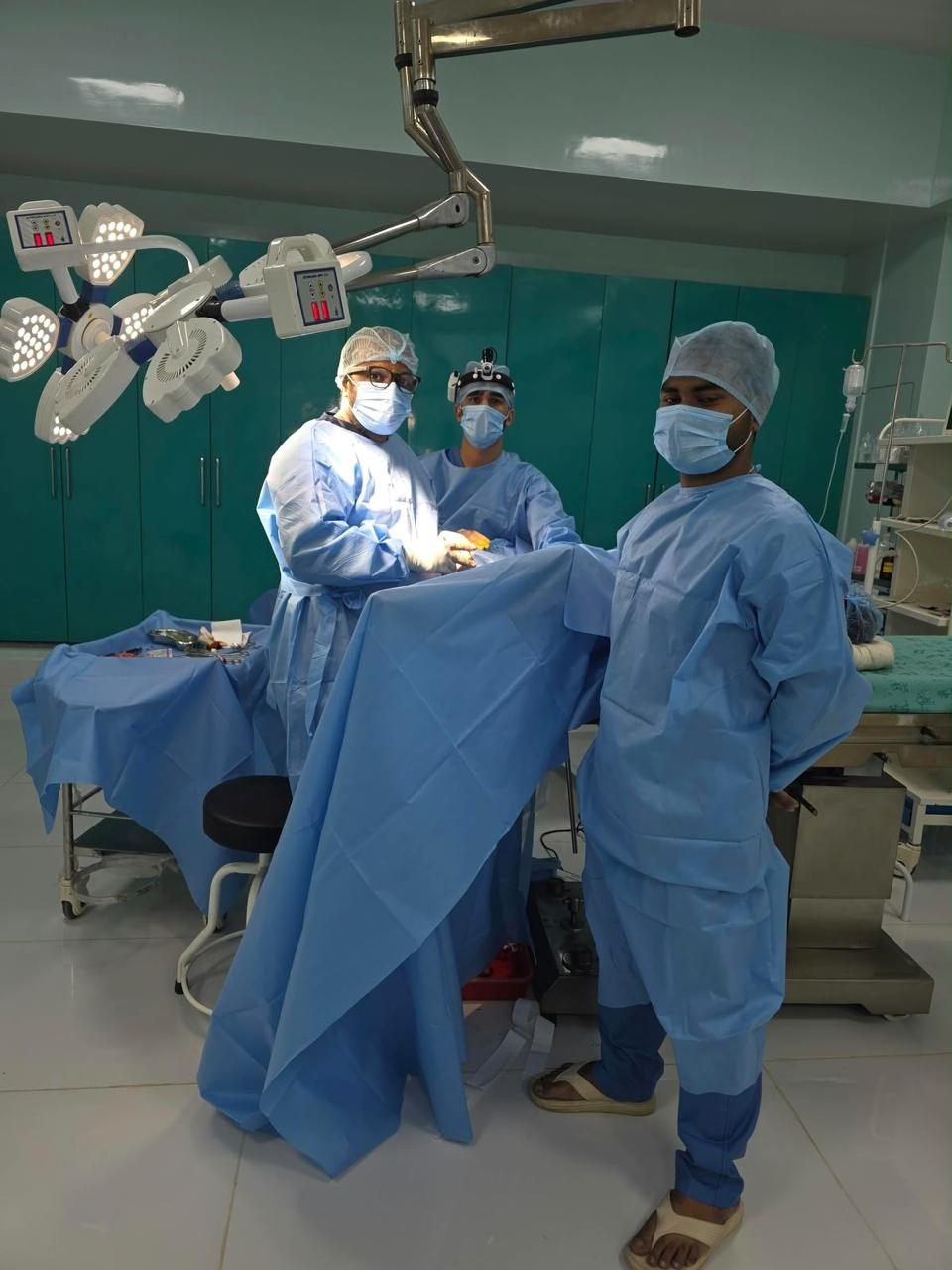 Surgical team at work in the modular operation theatre