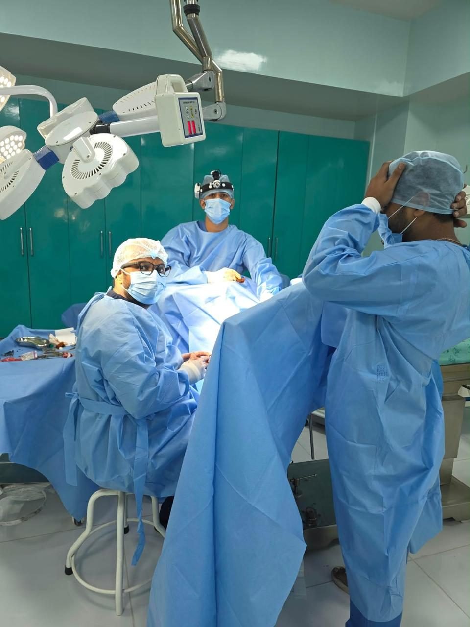 Surgeon wearing a headlight during an operation
